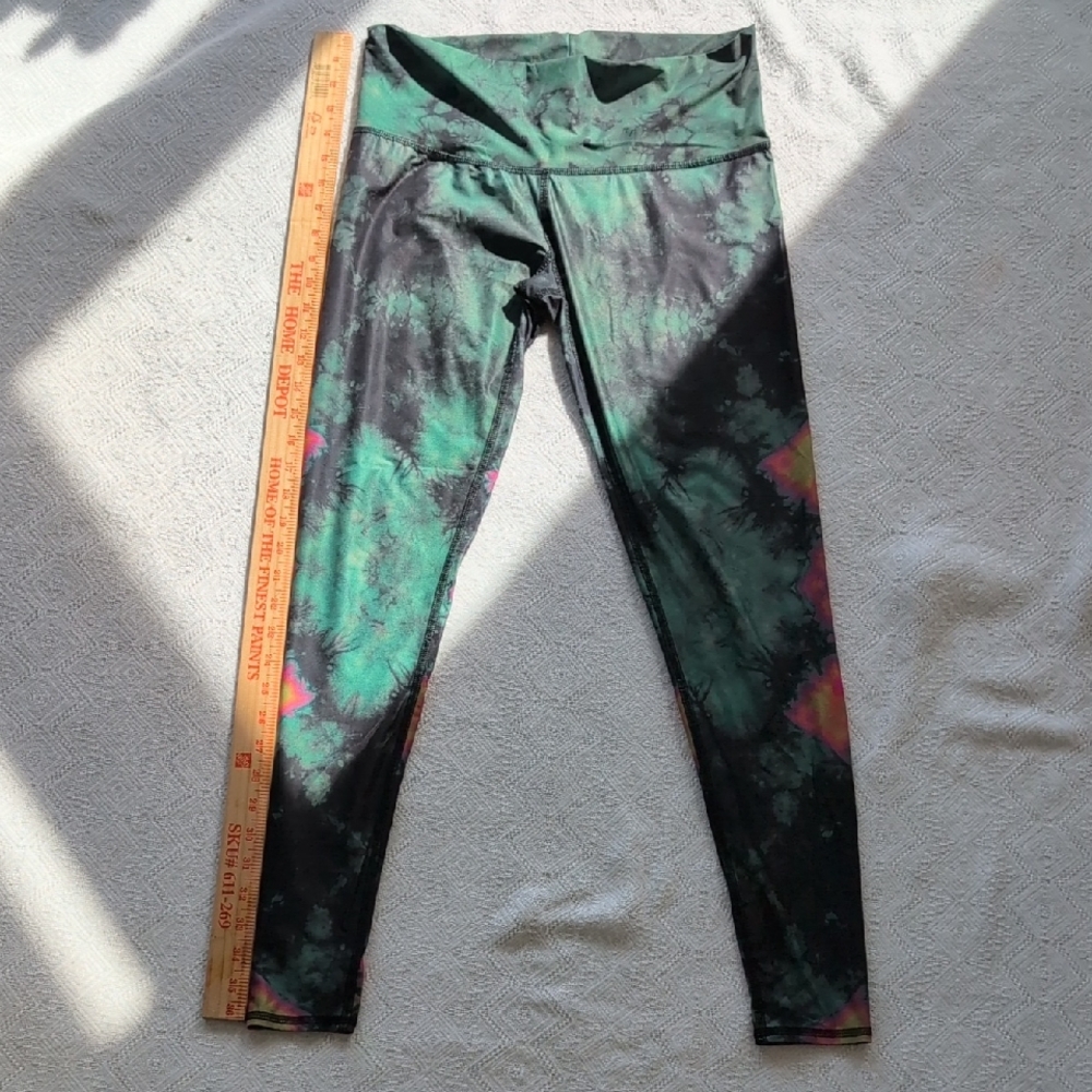 Teeki Tie-Dye Leggings in Green and Black